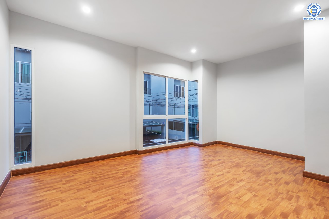 บ้านมือสองตกแต่งใหม่ ม.พาทิโอ แจ้งวัฒนะ-เมืองทอง ใจกลางเมืองทองธานี พร้อมสิ่งอำนวยความสะดวกครบครัน ใกล้ทะเลสาบเมืองทอง หลังใหญ่ 3 ชั้น บนเนื้อที่ 22 ตร.ว. ฟังก์ชัน พร้อม 3 ห้องนอน 3 ห้องน้ำ บนทำเลเชื่อมต่อ ถ.ติวานนท์, ถ.แจ้งวัฒนะ ใกล้ทางด่วน "เมืองทอง"...